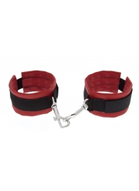 Красно-чёрные полиуретановые наручники Luxurious Handcuffs - Blush Novelties - купить с доставкой в Ачинске