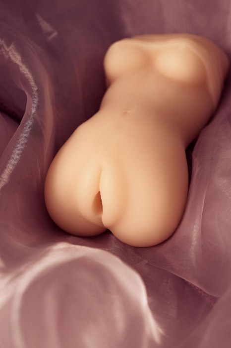 Телесный мастурбатор в виде женской фигурки - Toyfa Basic - в Ачинске купить с доставкой